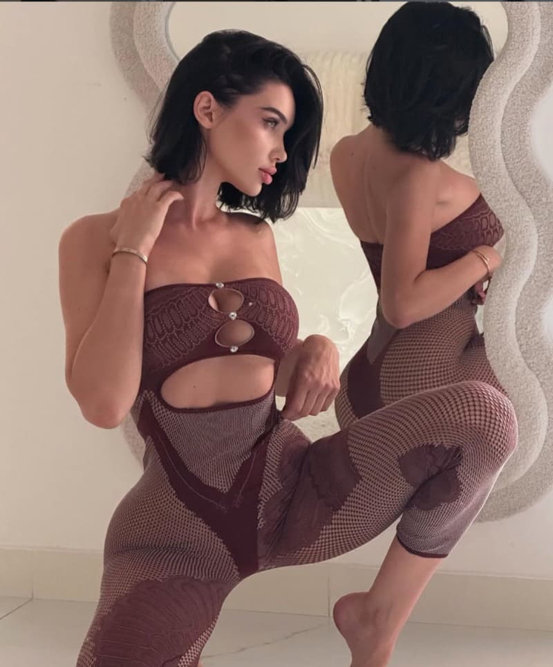 Melinda in strakke outfit