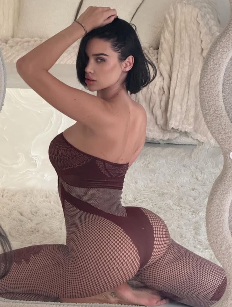 Babe met bolle billen in strakke bruine outfit