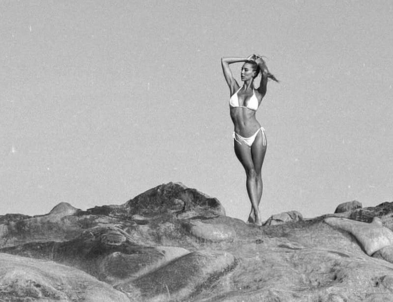 Sexy model in witte bikini