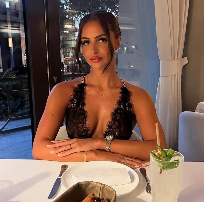 Ellia in sexy jurkje