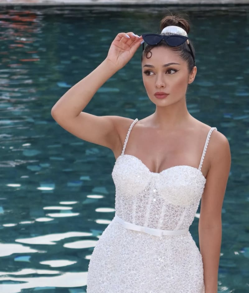 Sexy model in witte jurk