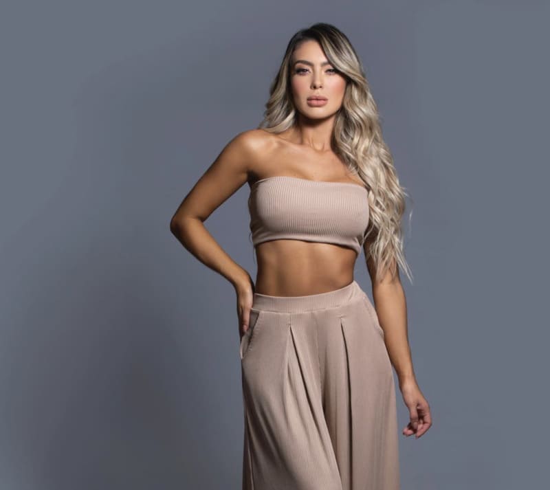 Heet model in beige outfit