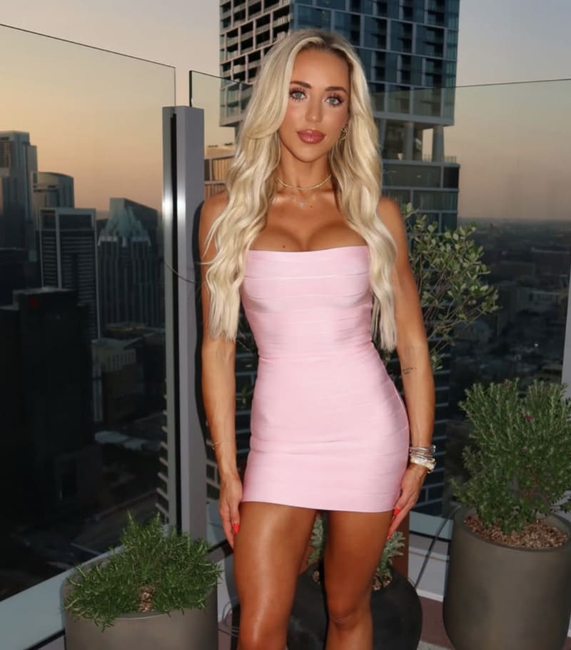 Babe in mini roze jurkje