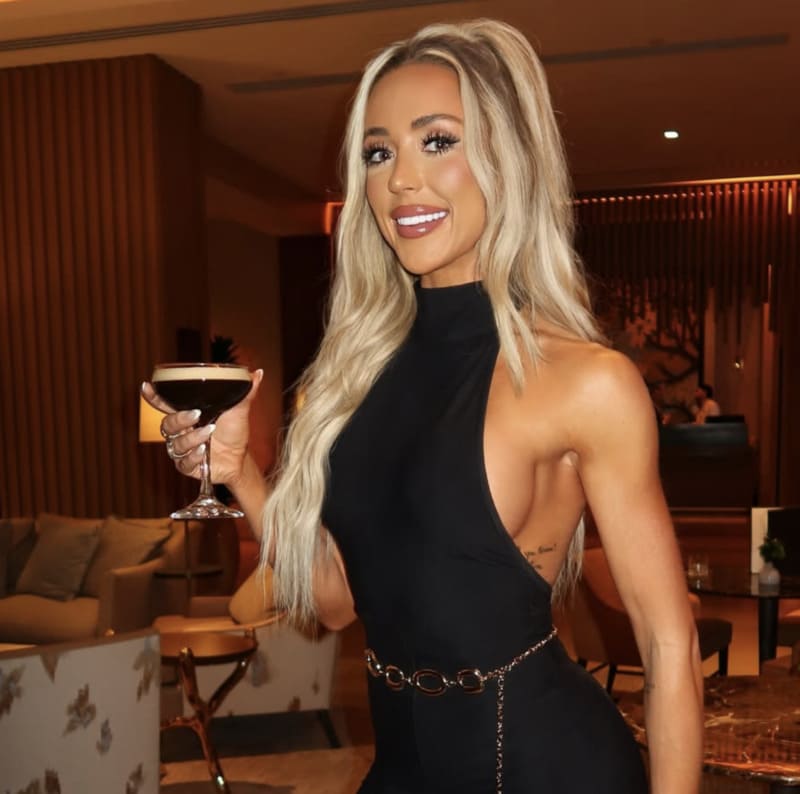 Kenna met drankje in haar