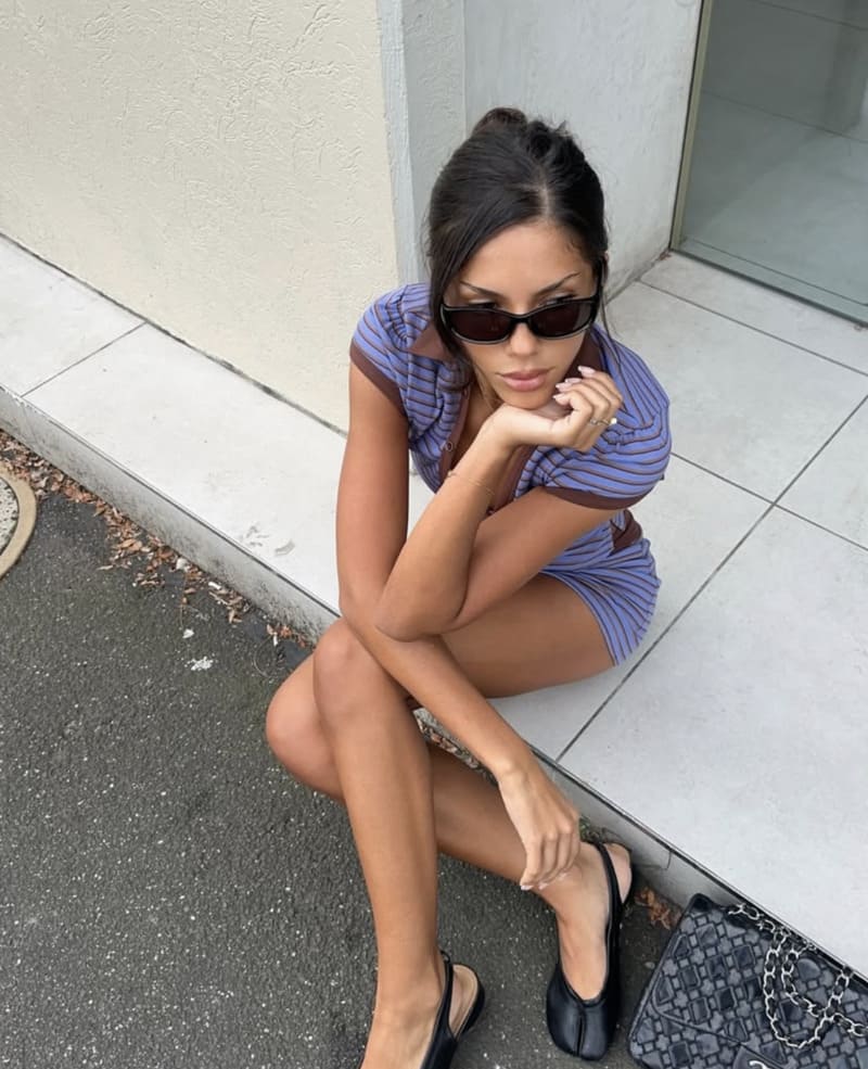 Sexy dame in blauwe outfit