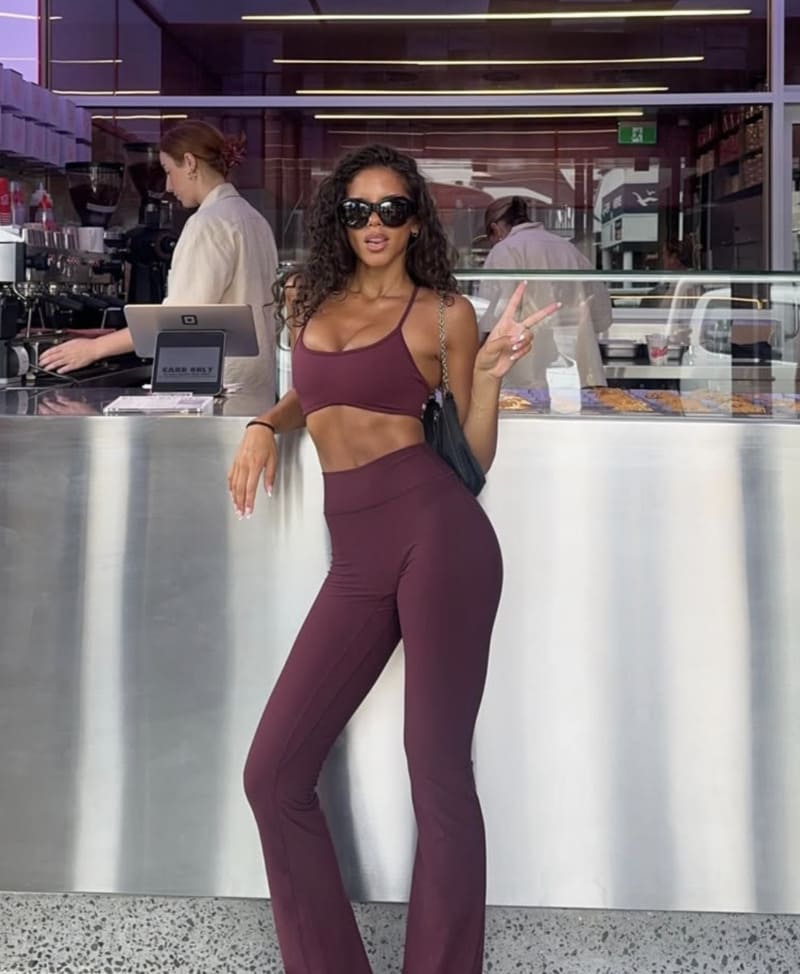 Sexy dame in sport outfit