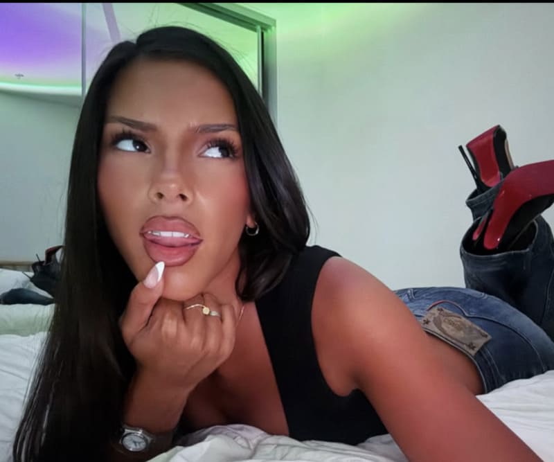 Jasmine in bed met sexy outfitje