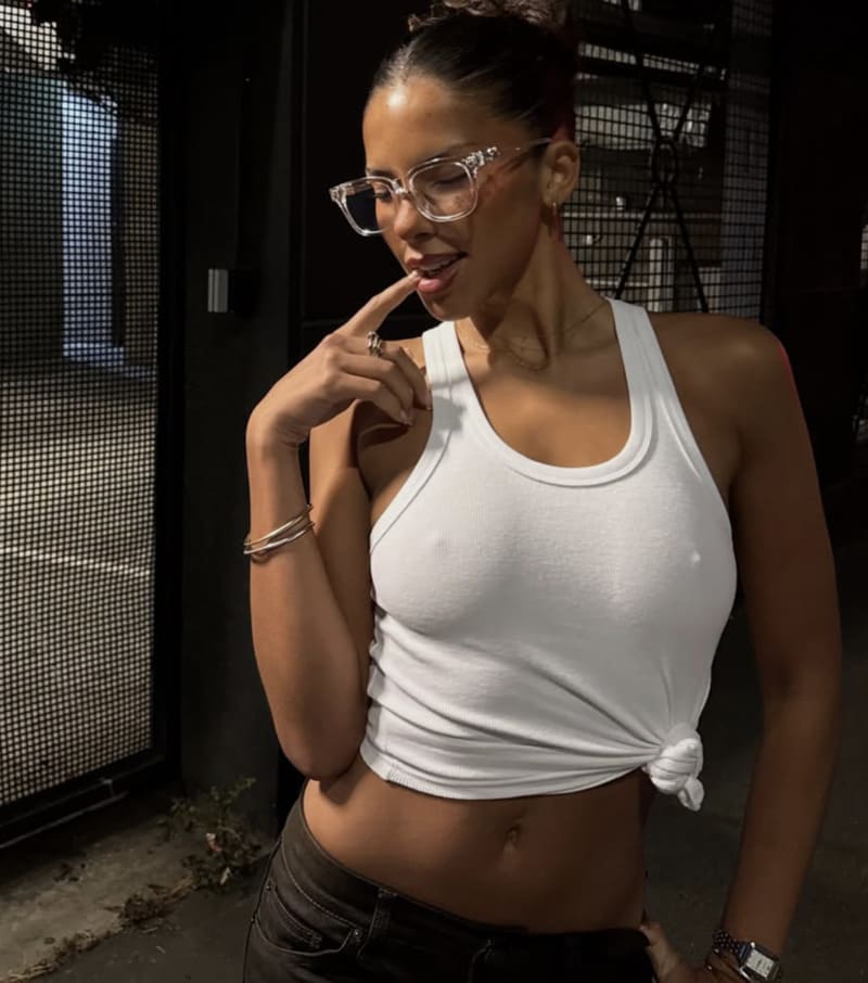 Lekker ding in wit topje met dikke tieten