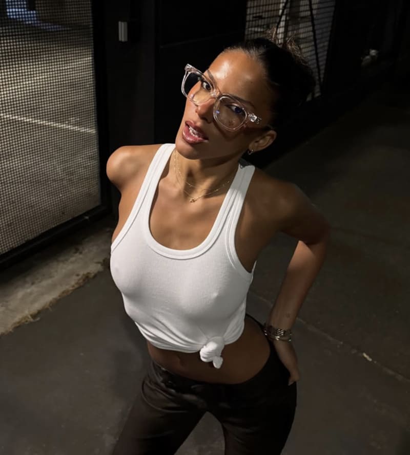 Jasmine in sexy wit topje