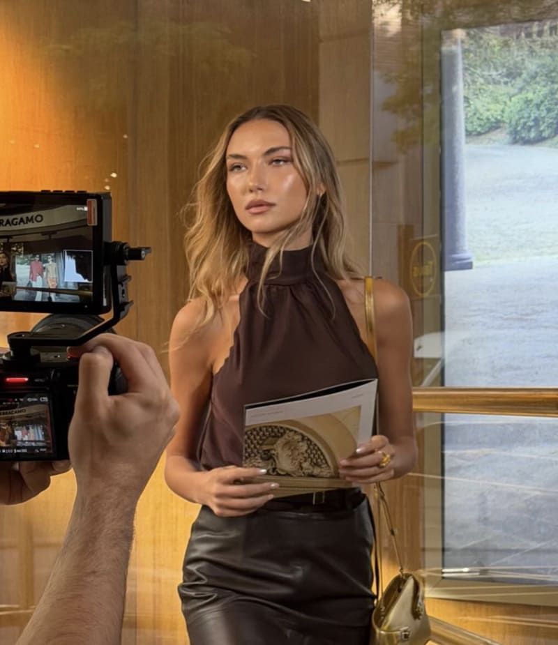 Knappe blondine in bruine outfit