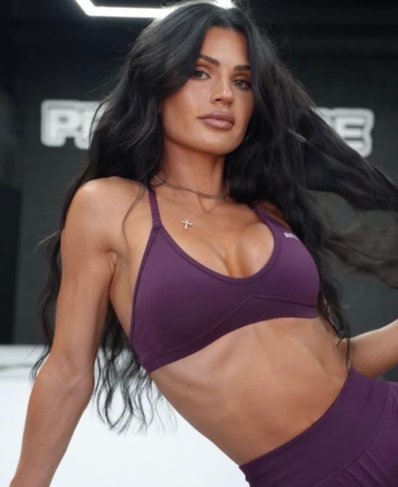 Haley in sexy paarse sport outfit