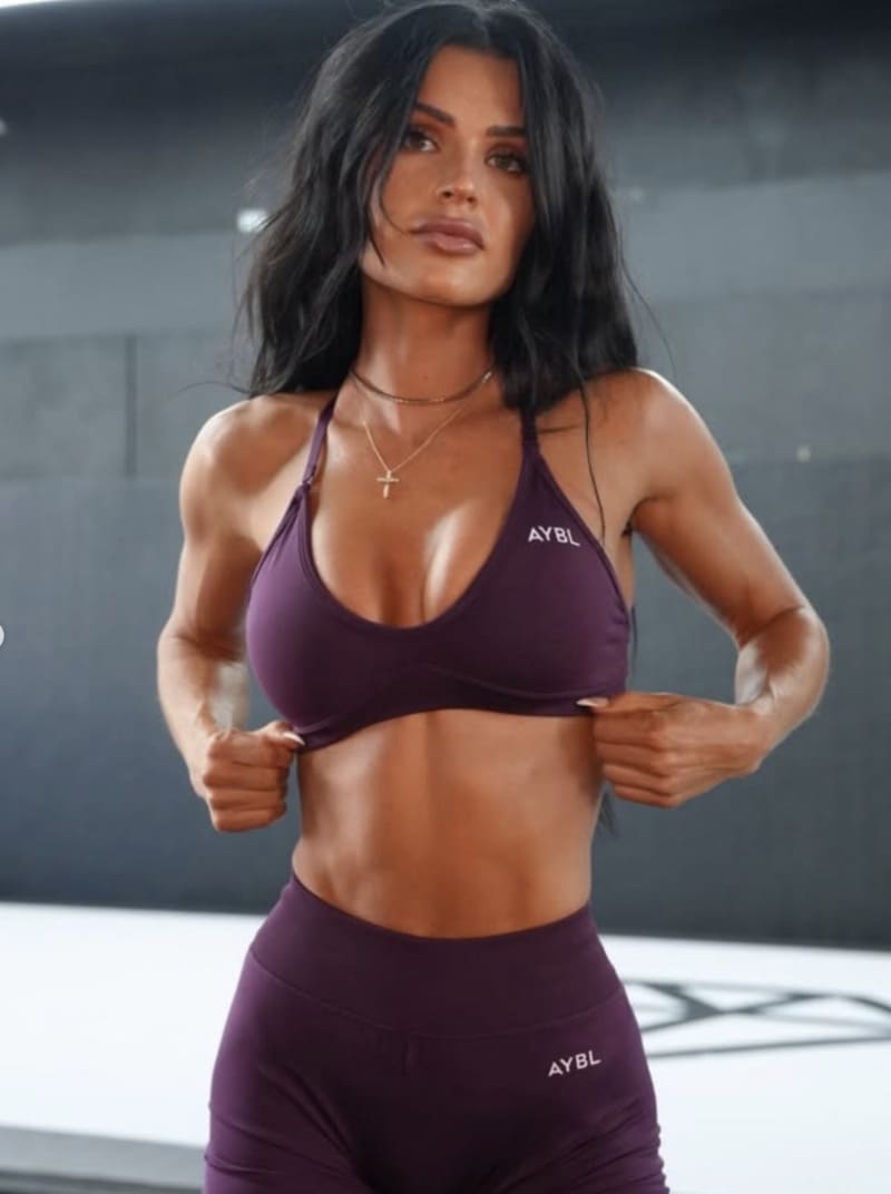 Haley in strakke paarse sport outfit met dikke tieten