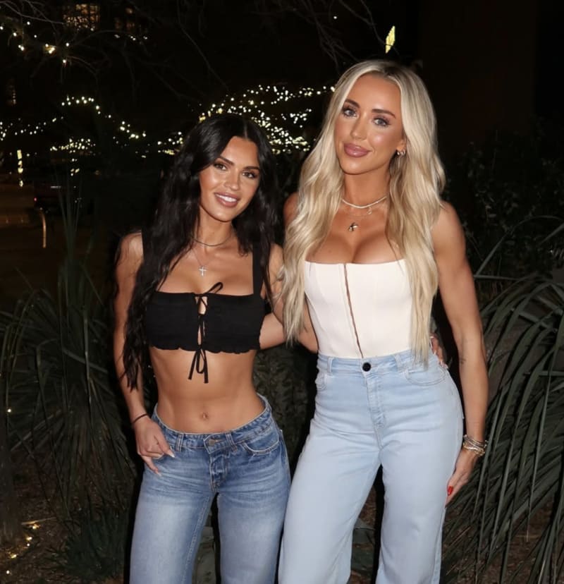 Hete brunette met sexy blonde vriendin