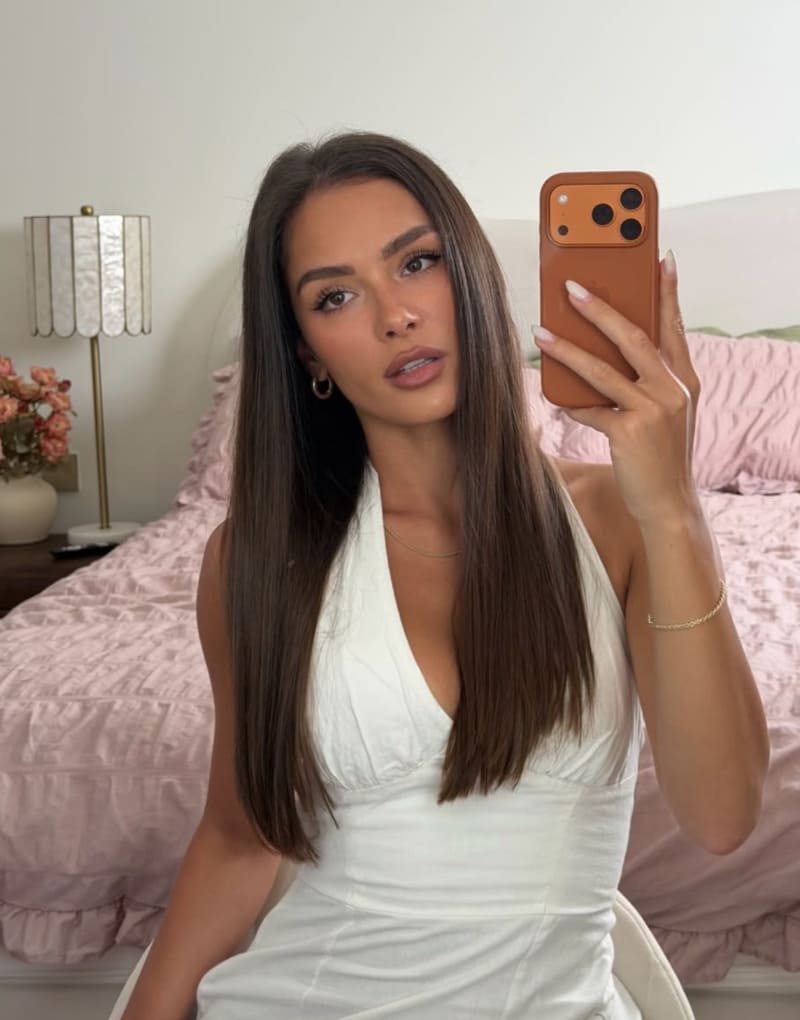 Knappe dame neemt spiegel selfie