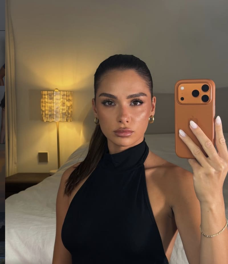 Sexy model in strakke zwarte outfit