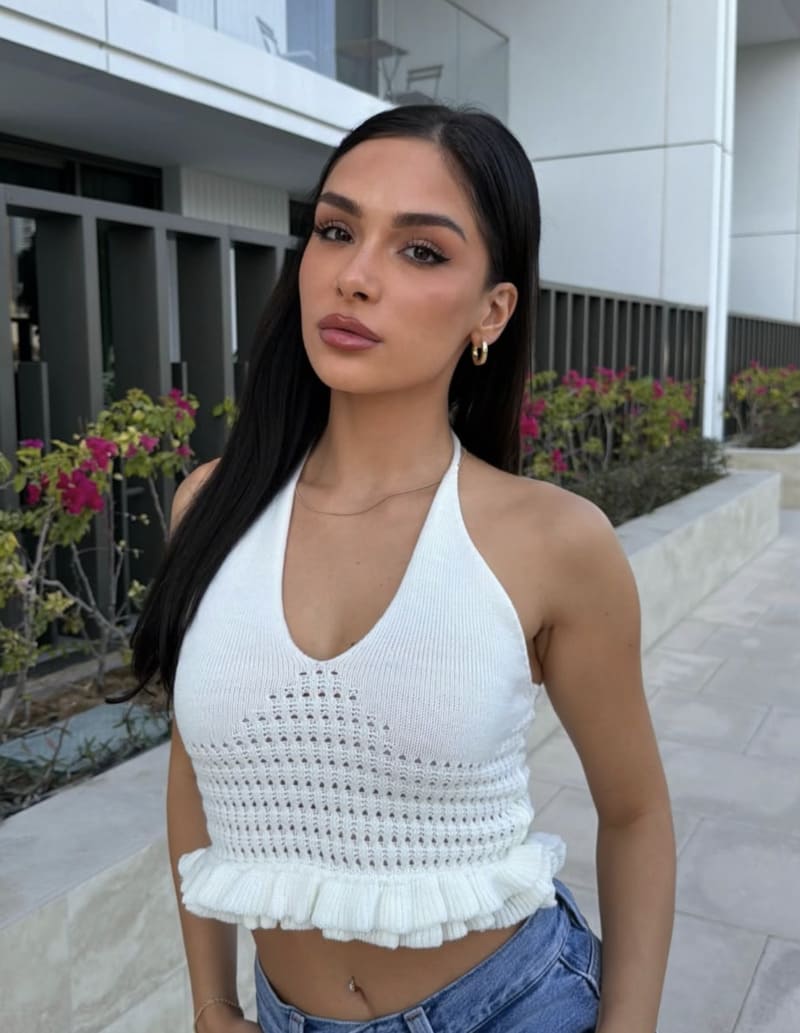 Hete brunette in wit topje