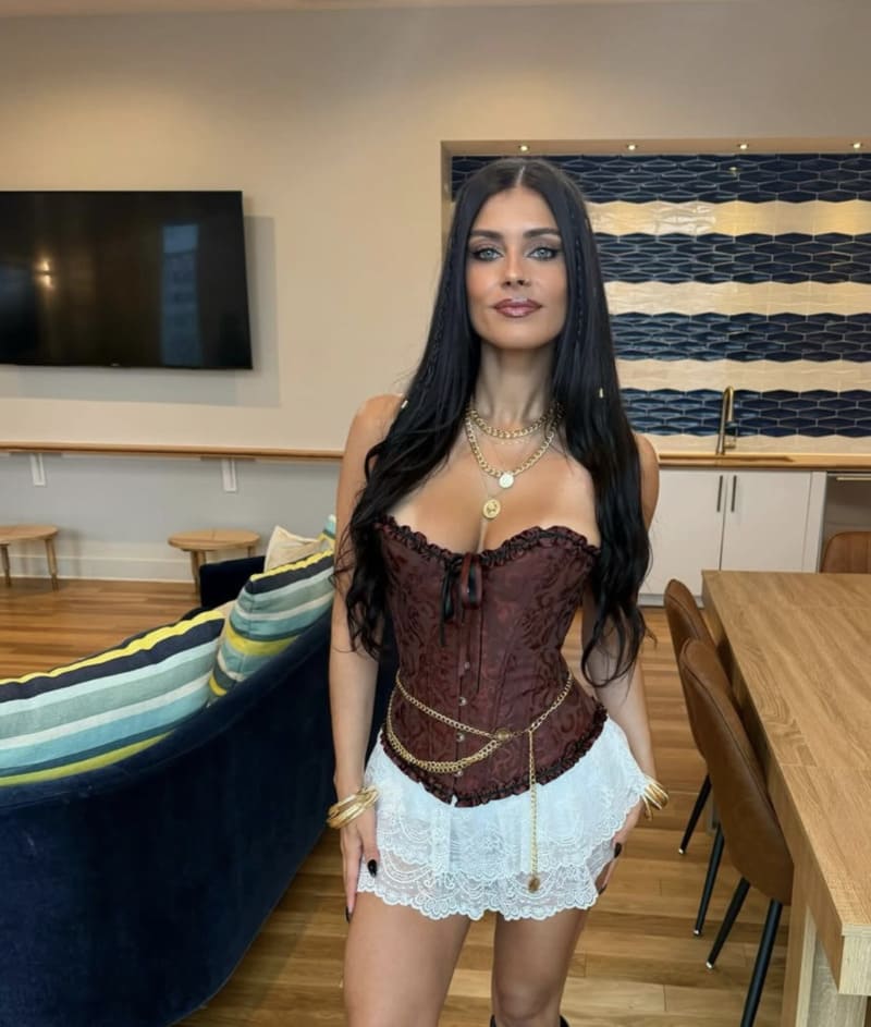 Babe in strakke bruine top