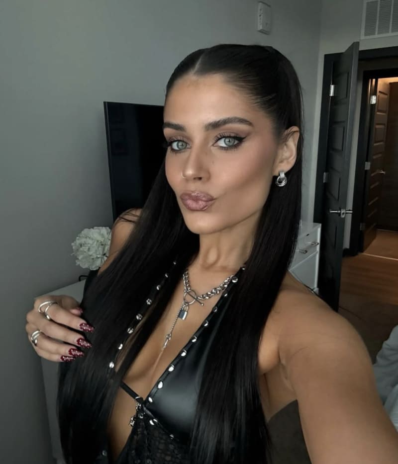 Courtney neemt selfie in sexy outfit