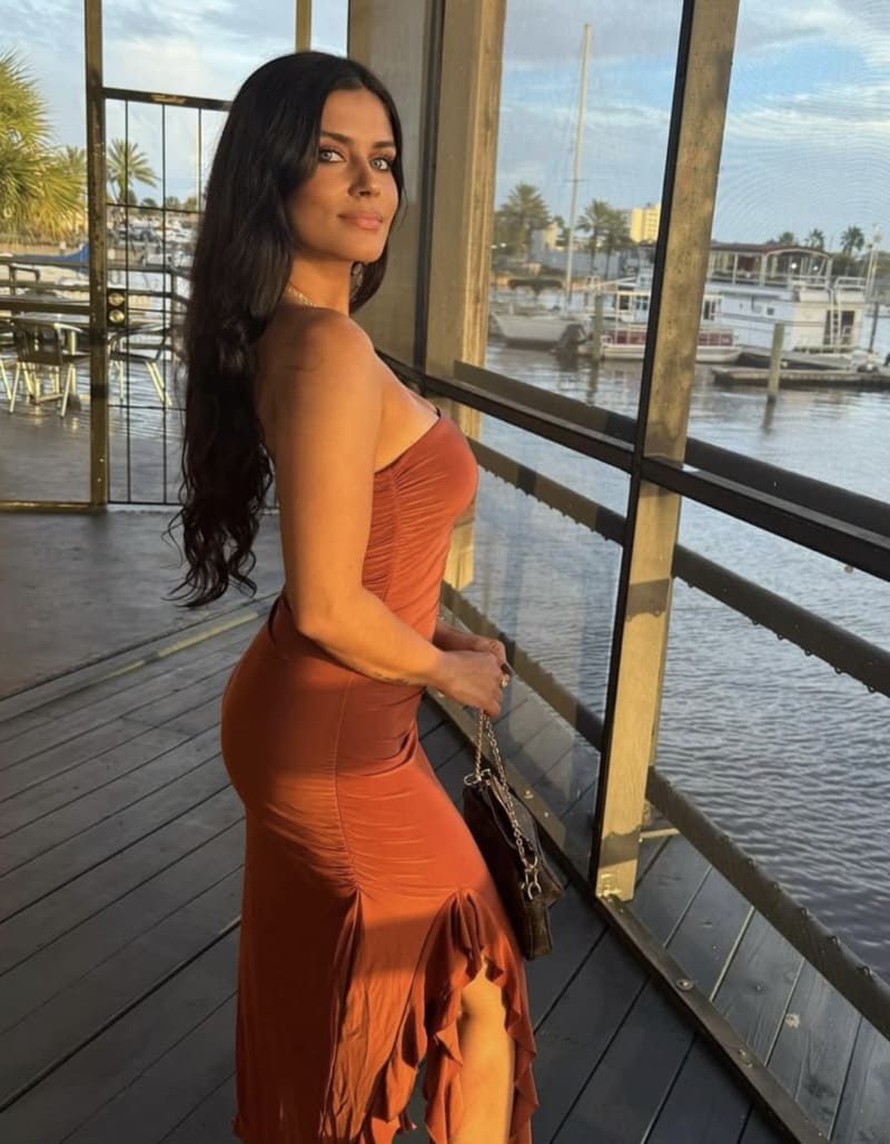 Courtney in bruine outfit