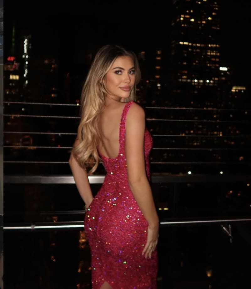 Sexy dame in rode lange jurk