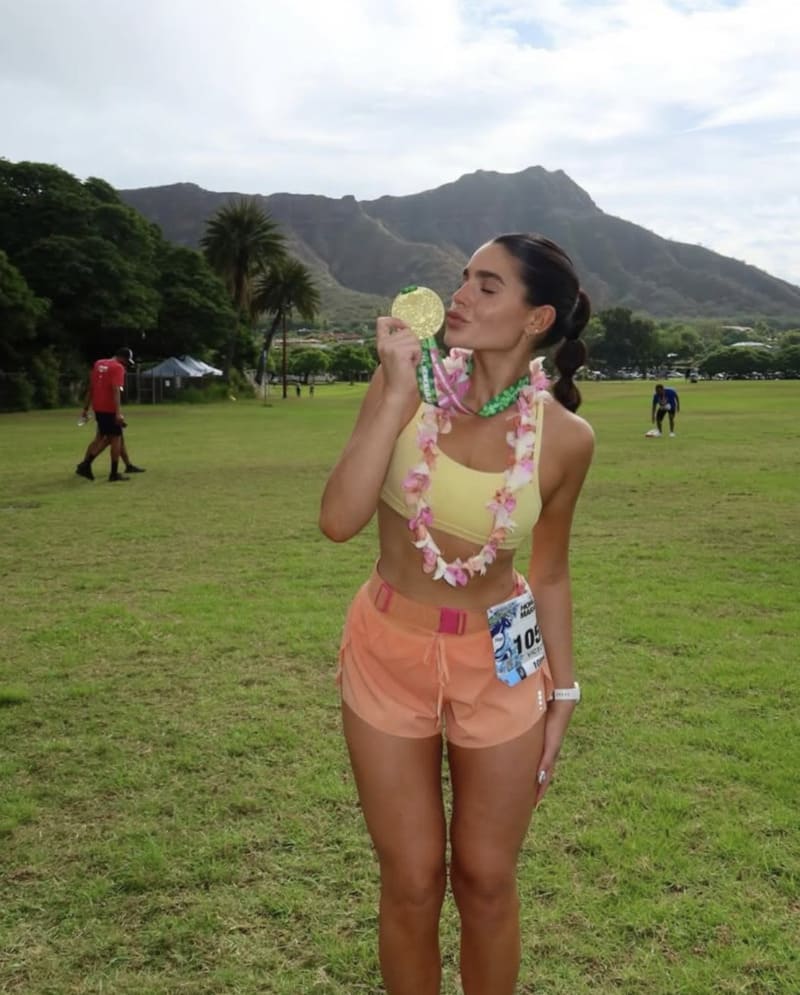 Tori in veld met sport outfit