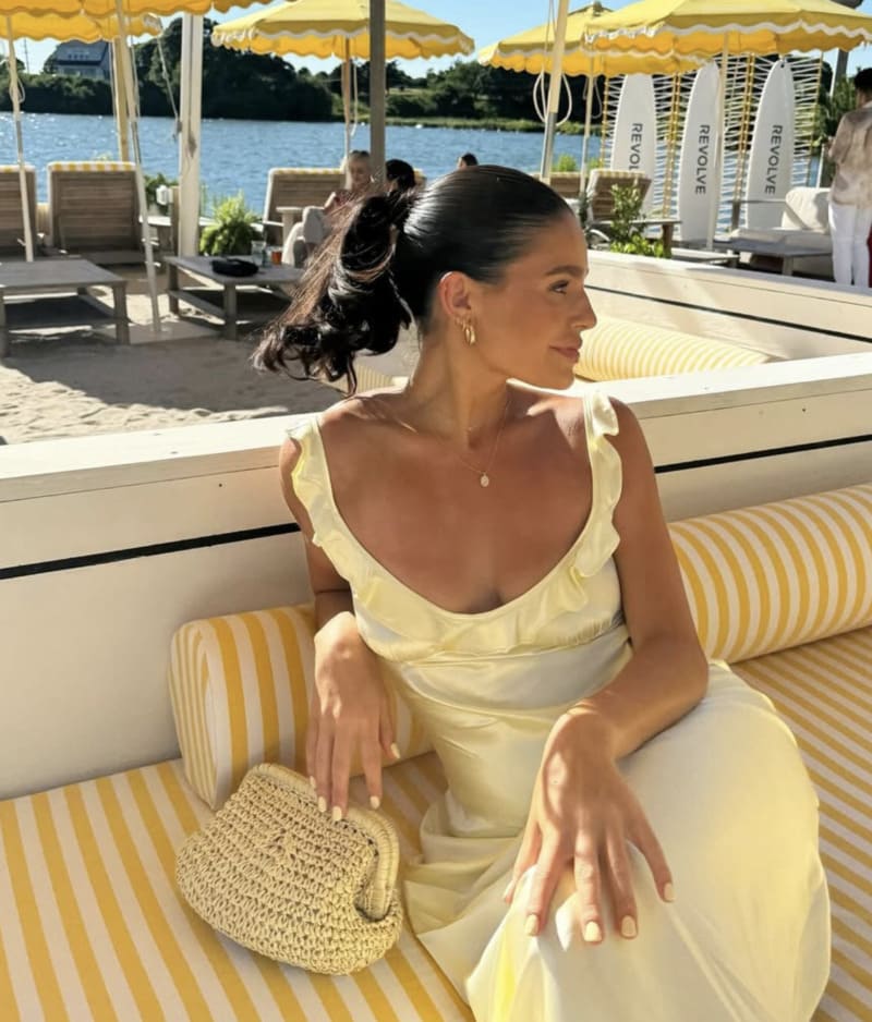 Tori in witte jurk