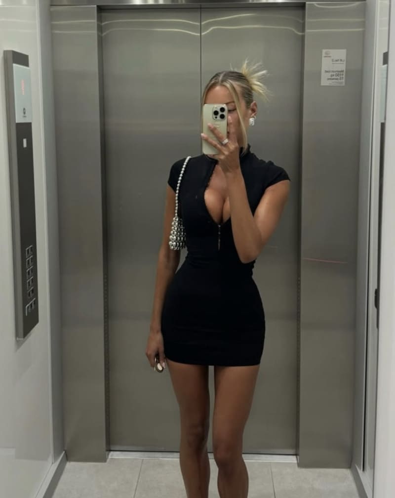 Knappe blondine in sexy zwarte outfit