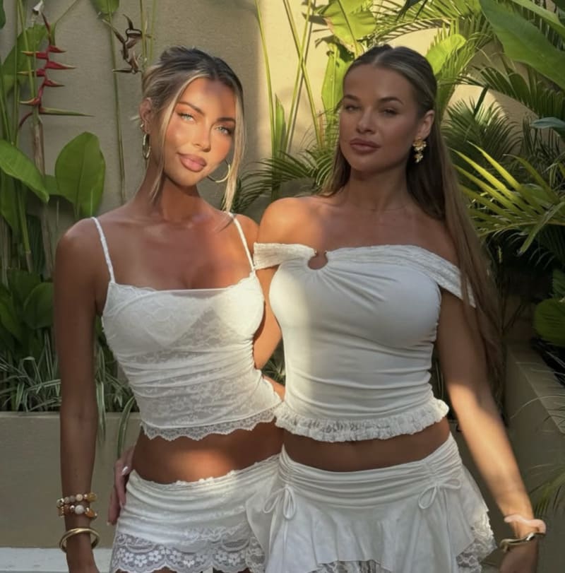 Kasey in sexy outfit met vriendin