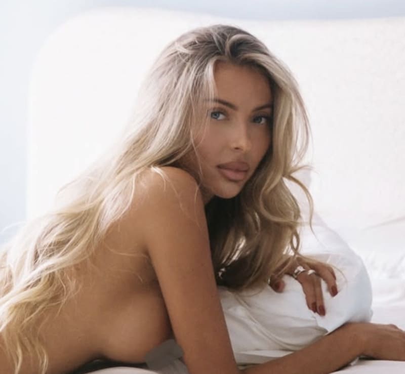 Babe naakt op bed