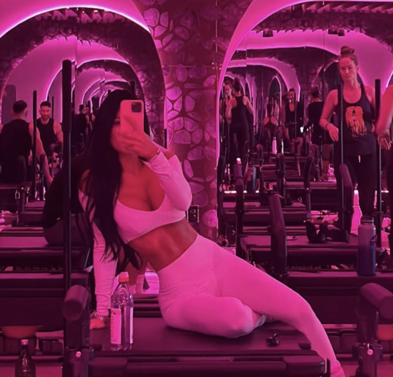 Karissa in witte sport outfit