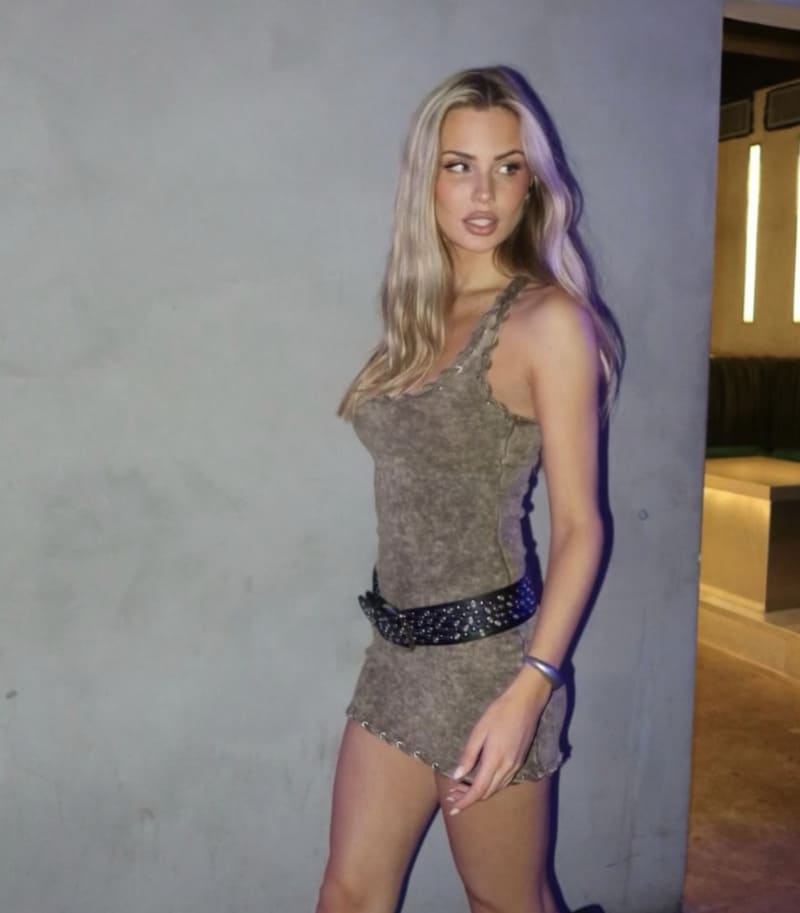 Amanda in sexy korte jurk