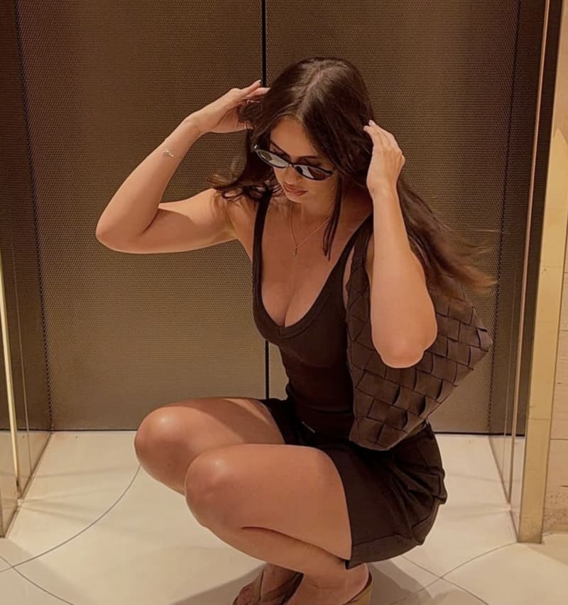 model in bruine jurk