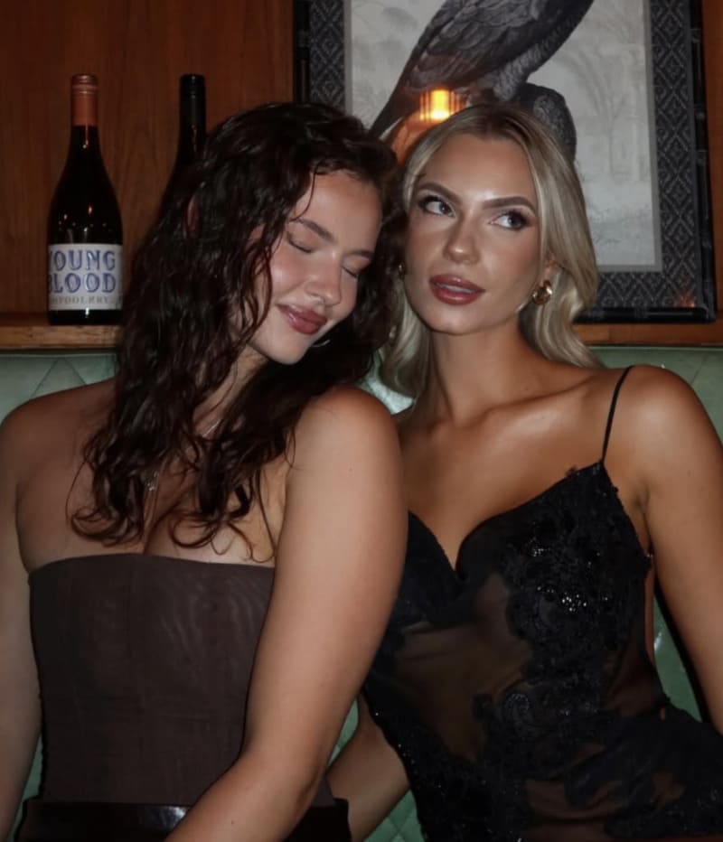 Mollie in sexy outfit met vriendin