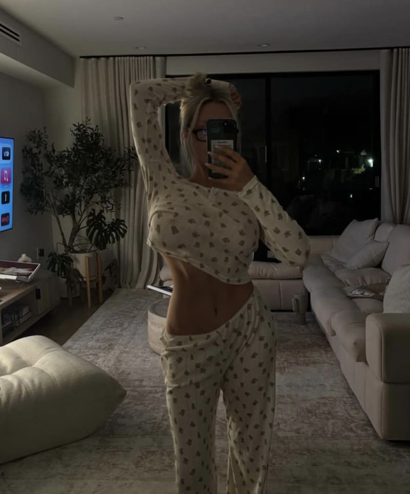 Katie in sexy witte pyjama met dikke tieten