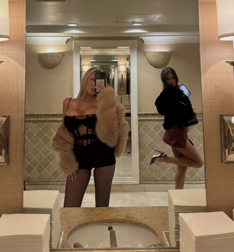 Katie in sexy outfit met vriendin