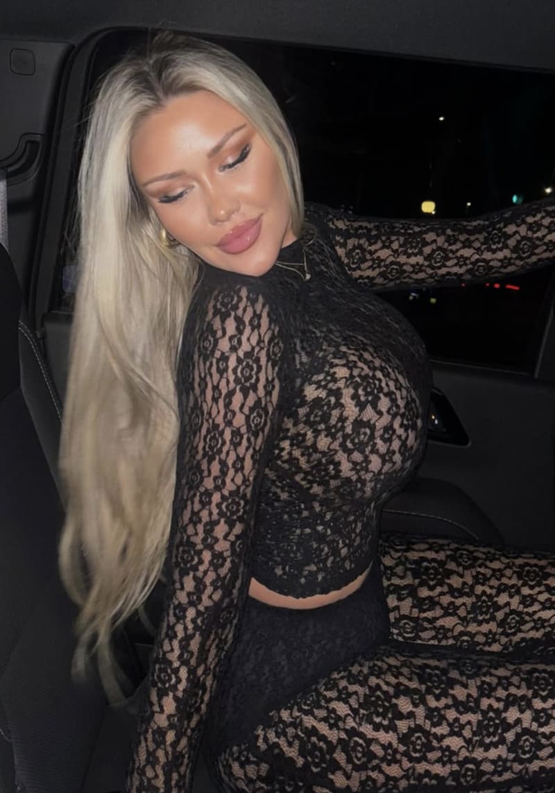 Katie in sexy zwarte outfit