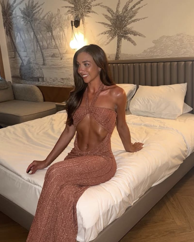 Shauna in sexy outfit op bed