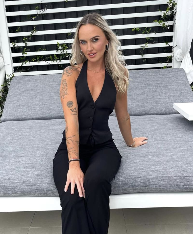Babe in strakke zwarte jurk