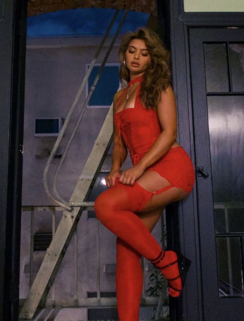Sexy dame in mini outfitje