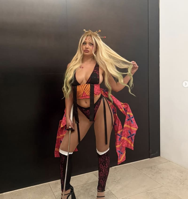 Model met dikke tieten in strakke outfit