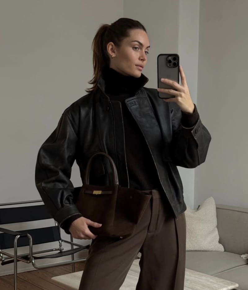 Marion in strakke zwarte outfit