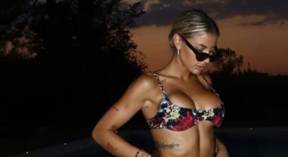 Model with big tits in bikini