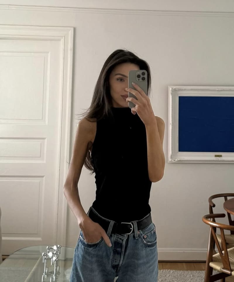 Lisa in strakke zwarte outfit met jeans