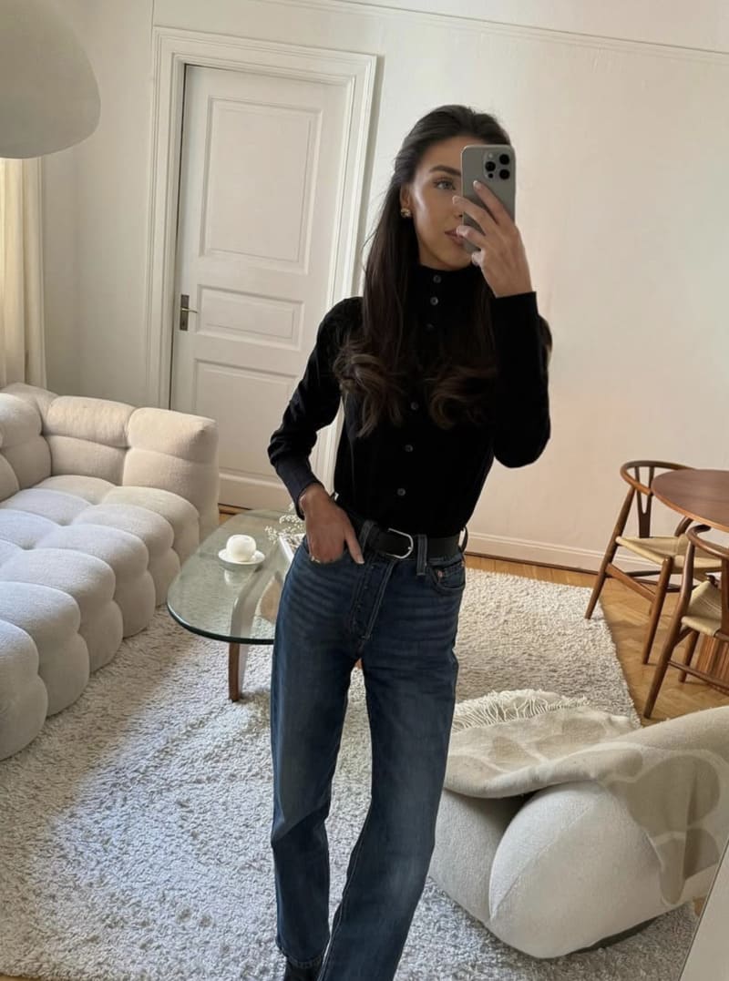 Lisa in strak zwart topje