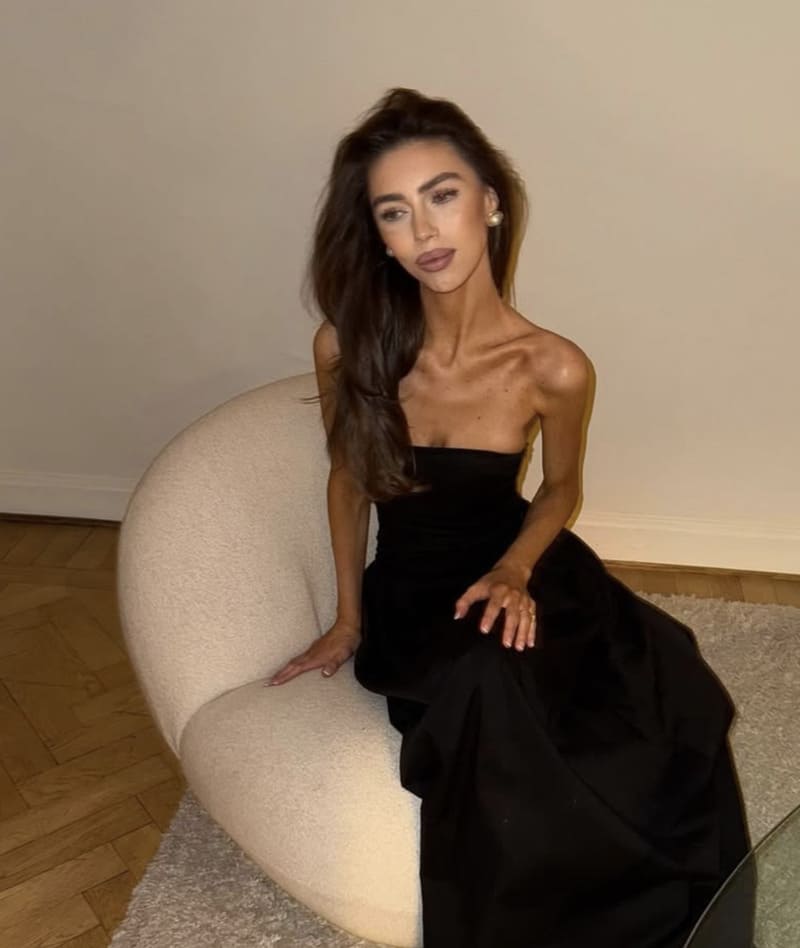 Lisa in lange zwarte jurk