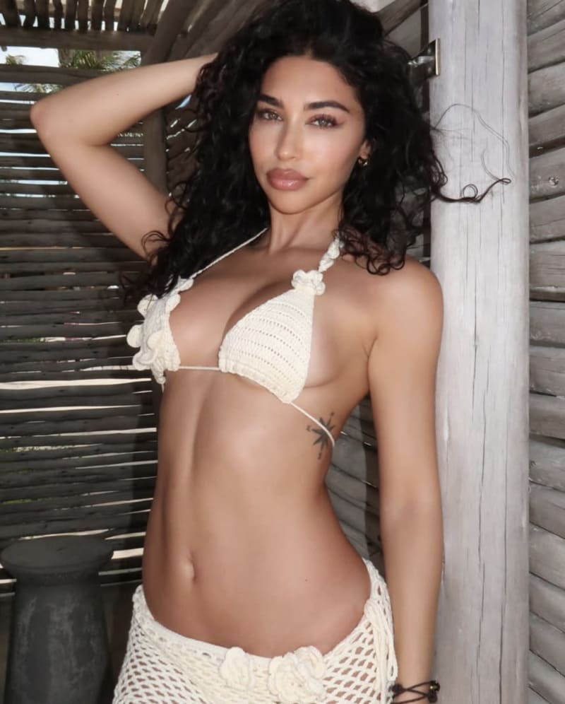Sexy model in witte lingerie outfit