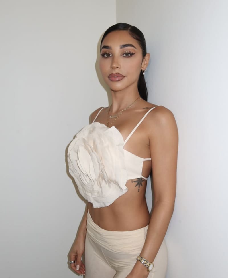 Chantel in mini witte outfit
