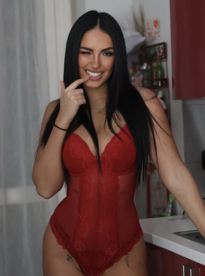 Sexy model in veel te strakke lingerie