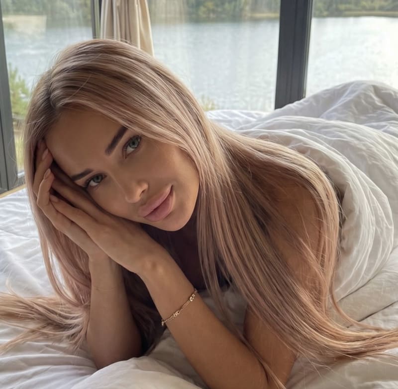Sexy dame in bed