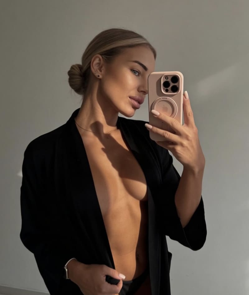 Blondine naakt onder jasje